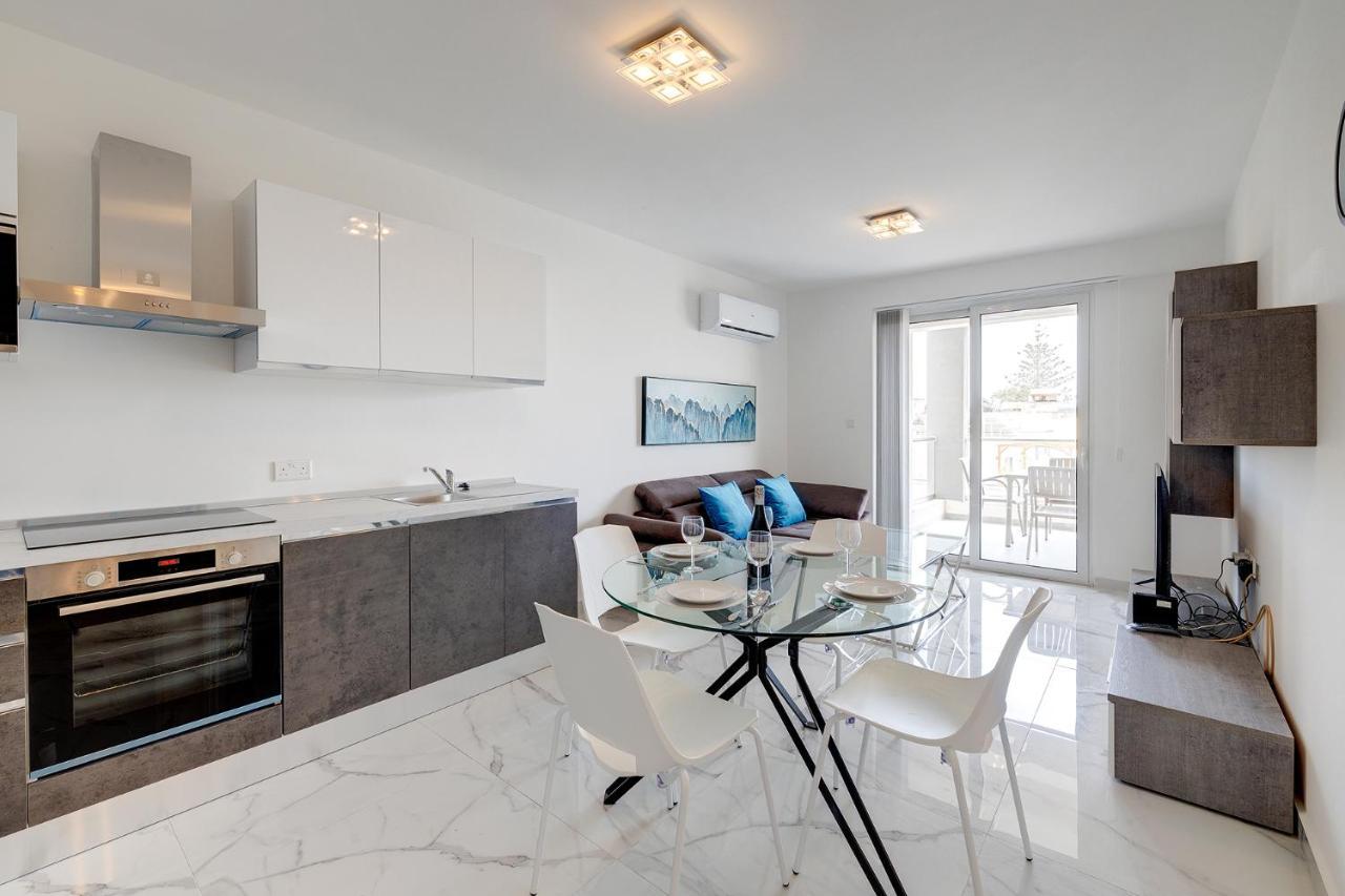 Splendid 2Br Apartment, Steps To St Georges Bay سانت جوليان المظهر الخارجي الصورة