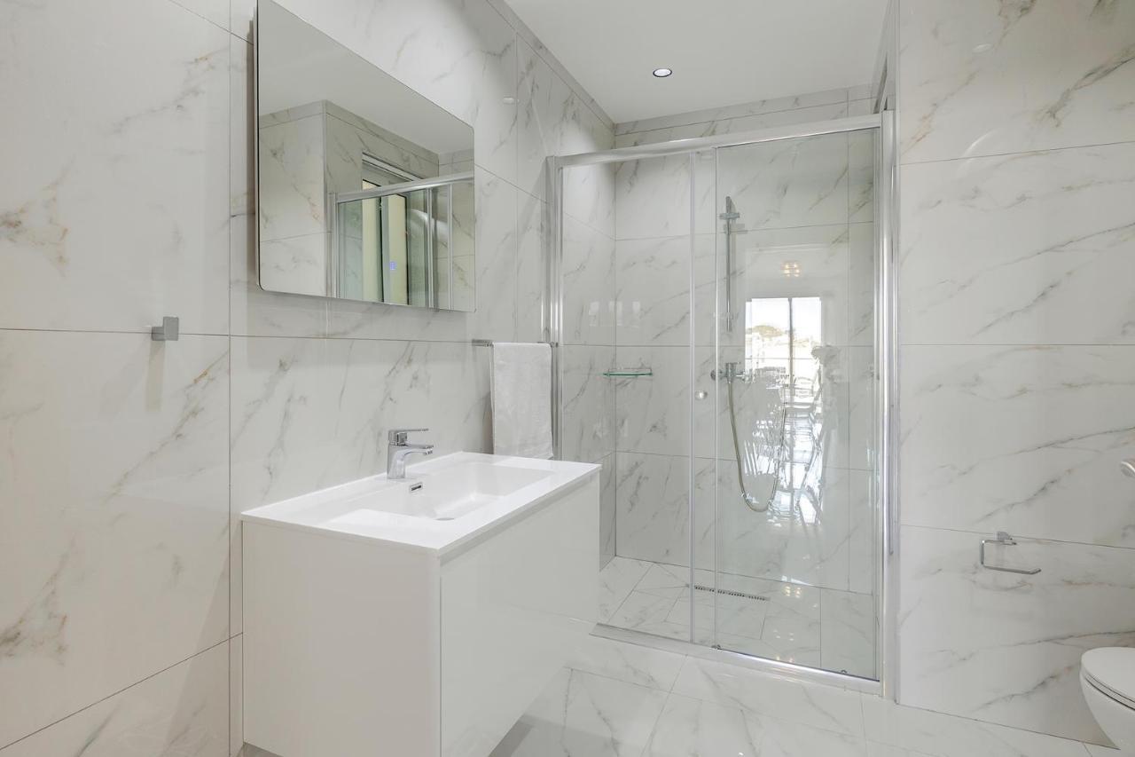 Splendid 2Br Apartment, Steps To St Georges Bay سانت جوليان المظهر الخارجي الصورة