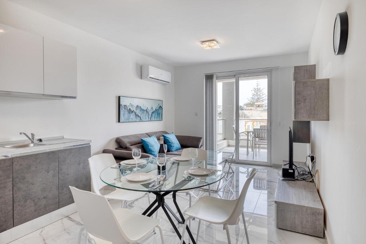 Splendid 2Br Apartment, Steps To St Georges Bay سانت جوليان المظهر الخارجي الصورة