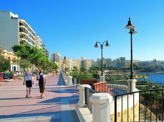 Splendid 2Br Apartment, Steps To St Georges Bay سانت جوليان المظهر الخارجي الصورة